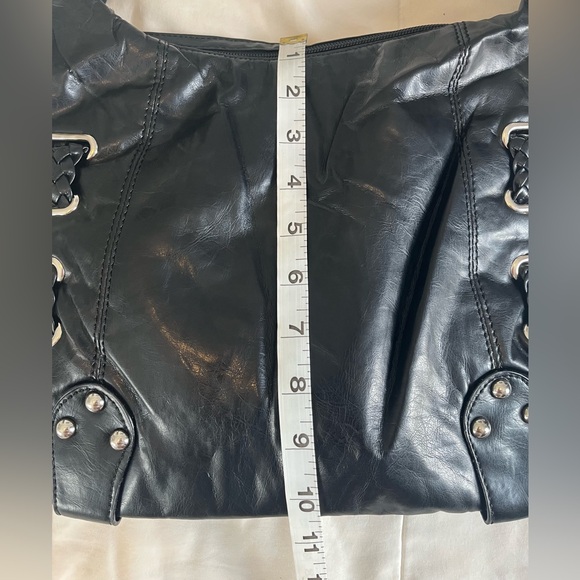 Candie's Stylish Black Shoulder Bag - Picture 4 of 12